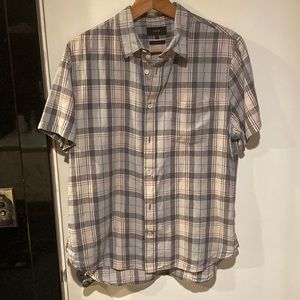 Vince Single pocket linen short sleeve button shirt. Good condition.